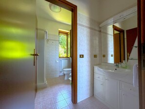 Douche, sèche-cheveux, serviettes fournies