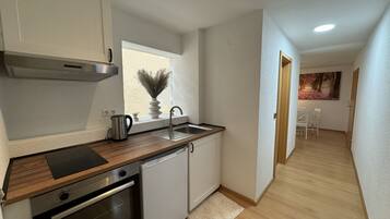 Kühlschrank, Ofen, Herdplatte, Wasserkocher mit Kaffee-/Teezubehör