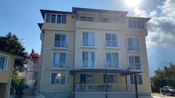 Vista frontal de la propiedad