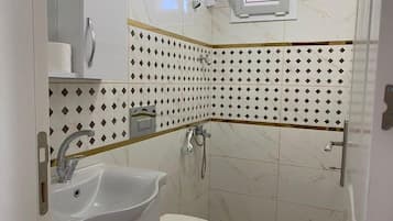 Shower, perlengkapan mandi gratis, pengering rambut, dan sandal