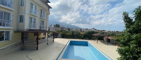 Een seizoensgebonden buitenzwembad