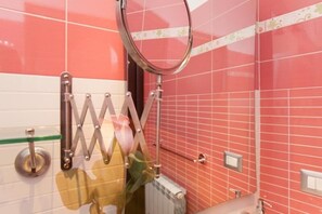Dusche, Haartrockner, Bidet, Handtücher