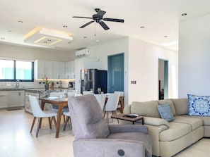 Villa, 4 chambres, accessible aux personnes à mobilité réduite, piscine privée | Aire de séjour