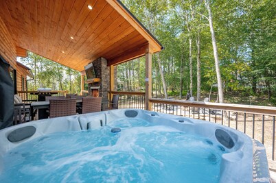 Wisp-Top  Chalet w/ Luxe Suites & Hot Tub