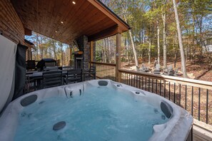 Outdoor spa tub - Wisp-Top  Chalet w/ Luxe Suites & Hot Tub (McHenry)