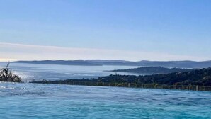 A coastal view with a fence and distant hills. - Les Issambres, apartment for 4 people with sea view gulf of sainte Maxime/st tropez (Roquebrune-sur-Argens)
