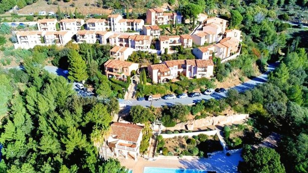 An aerial view of a residential area with multiple buildings, a swimming pool, and a road. - Les Issambres, apartment for 4 people with sea view gulf of sainte Maxime/st tropez (Roquebrune-sur-Argens)