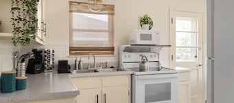 The Sunnyside Modern Classic: Quiet, CLEAN and Comfortable+Dogs OK+Easy Parking
