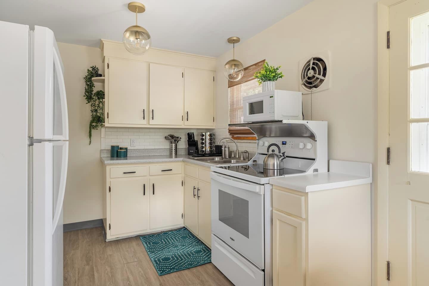 Jääkaappi, mikroaaltouuni, uuni, liesi