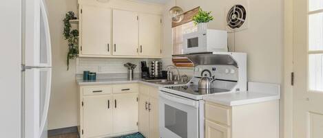 Een koelkast, een magnetron, een oven, een kookplaat