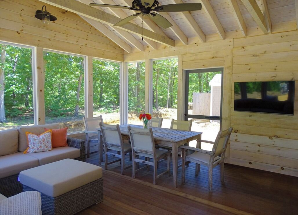 Een smart-tv, boeken, een computerscherm en een printer