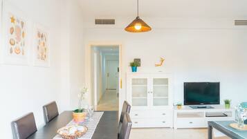 Apartamento família, 2 quartos | Área de estar | TV de tela plana