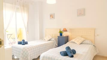 Familienapartment, 2 Schlafzimmer | 2 Schlafzimmer, individuell dekoriert, laptopgeeigneter Arbeitsplatz