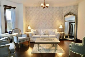 Smart TV, lareira, livros