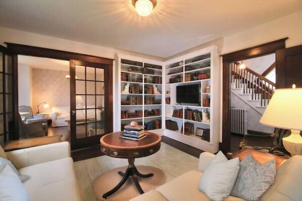 Smart TV, fireplace, books