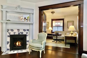 Smart TV, chimenea y libros