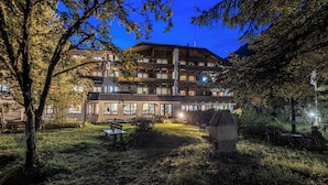 A multi-story hotel with a traditional architectural style, featuring balconies and large windows. - Hotel Gletscherblick (Sankt Leonhard im Pitztal)