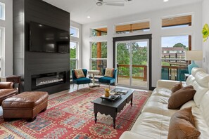 Télévision, cheminée, livres