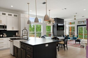 Fridge, microwave, oven, stovetop - Luxury Waterfront Family Retreat (Trinidad)