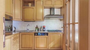 House | Private kitchen | Fridge, microwave, oven, stovetop