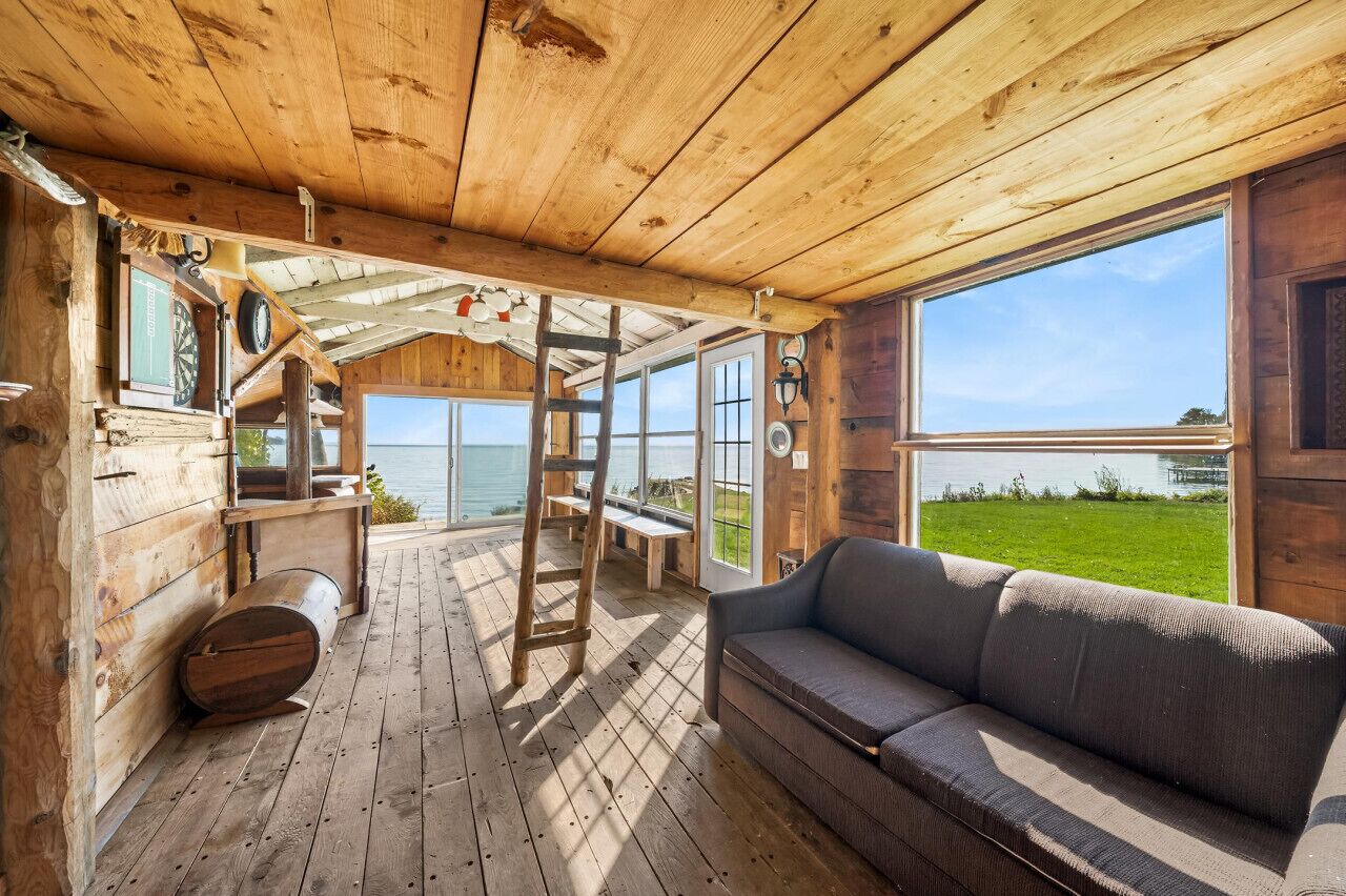 Smart TV, fireplace, offices