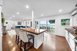 Interior - Redwood Retreat Waterfront Cottage By Simcoe With Hot Tub And Sauna (Orillia)