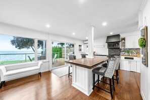 Interior - Redwood Retreat Waterfront Cottage By Simcoe With Hot Tub And Sauna (Orillia)