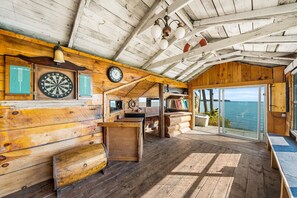 Interior - Redwood Retreat Waterfront Cottage By Simcoe With Hot Tub And Sauna (Orillia)