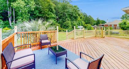 Charming home with large yard, fire pit, AC close to Outlet Mall and Airport