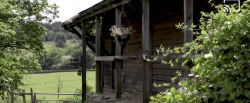 Secluded Little hideaway in the  beautiful mountains of Llanwonno. Dog friendly.