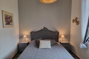 A bedroom with a bed, two bedside tables, a lamp on each table, a wall-mounted light fixture, and a framed picture on the wall. - Charming holiday house with private pool, Maillane (Maillane)