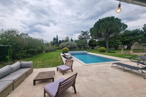 A backyard with a swimming pool, outdoor furniture, and a pergola. - Charming holiday house with private pool, Maillane (Maillane)