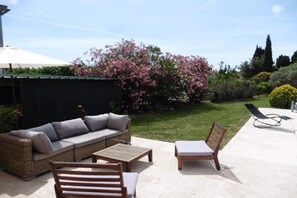 An outdoor patio with a sofa, chairs, and a table. - Charming holiday house with private pool, Maillane (Maillane)