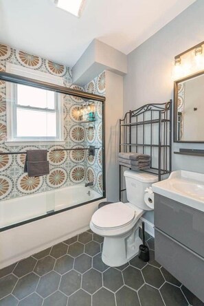 Ein Badezimmer mit Duschkabine, Toilette und Waschbecken.