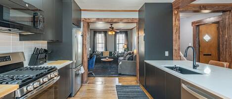 Kühlschrank, Mikrowelle, Ofen, Herdplatte