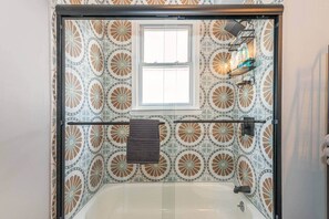 Douche, sèche-cheveux, savon, shampoing