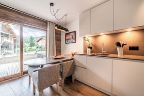 Mikrovågsugn, ugn, diskmaskin och kaffe- och tebryggare