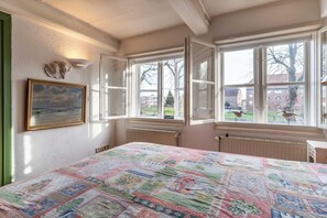 2 bedrooms, travel cot, free WiFi
