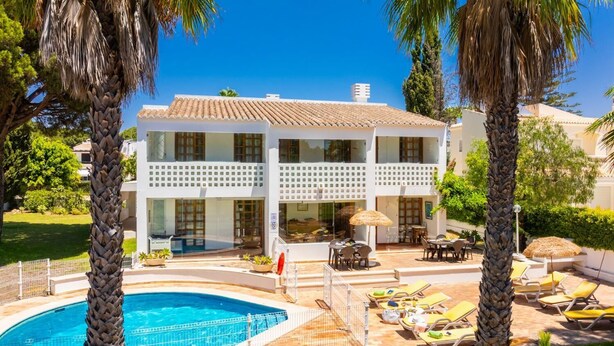 A two-story house with a swimming pool, outdoor seating, and palm trees. - Villa Mexico - Four Bedroom Villa, Sleeps 8 (Quarteira)