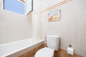 Ducha, secador de pelo y toallas