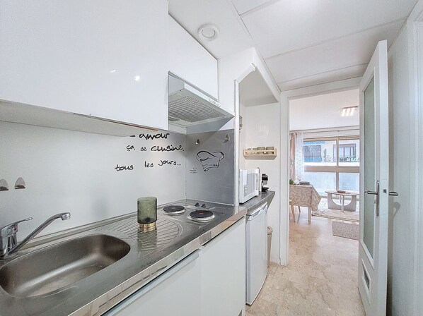 Fridge, microwave, coffee/tea maker, electric kettle