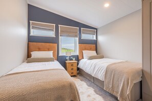 2 bedrooms, iron/ironing board, free WiFi, bed sheets - OAK TREE LODGE -  timber holiday lodge that sleeps 4 guests in 2 bedrooms (Bassenthwaite)