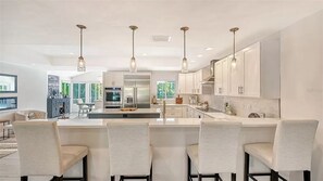 Mikrobølgeovn, ovn, kokeplater og oppvaskmaskin