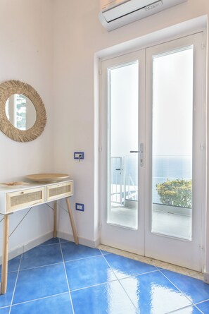 Interior - Charming holiday home with large panoramic terrace overlooking Capriand Positano (Praiano)