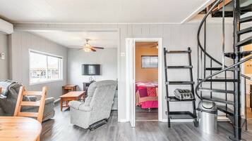 Family Cottage, Lake View | Living area