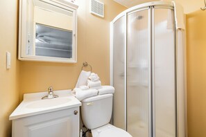 Basic Cottage | Bathroom | Shower, hair dryer, towels, toilet paper - Bayside (Port Rowan)