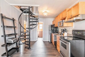 Family Cottage, Lake View | Private kitchen | Full-size fridge, microwave, stovetop, dishwasher - Bayside (Port Rowan)