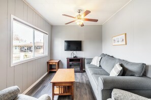 Family Cottage, Lake View | Living area - Bayside (Port Rowan)