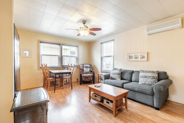Standard Cottage | Living area - Bayside (Port Rowan)