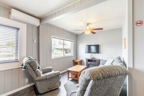 Family Cottage, Lake View | Living area - Bayside (Port Rowan)